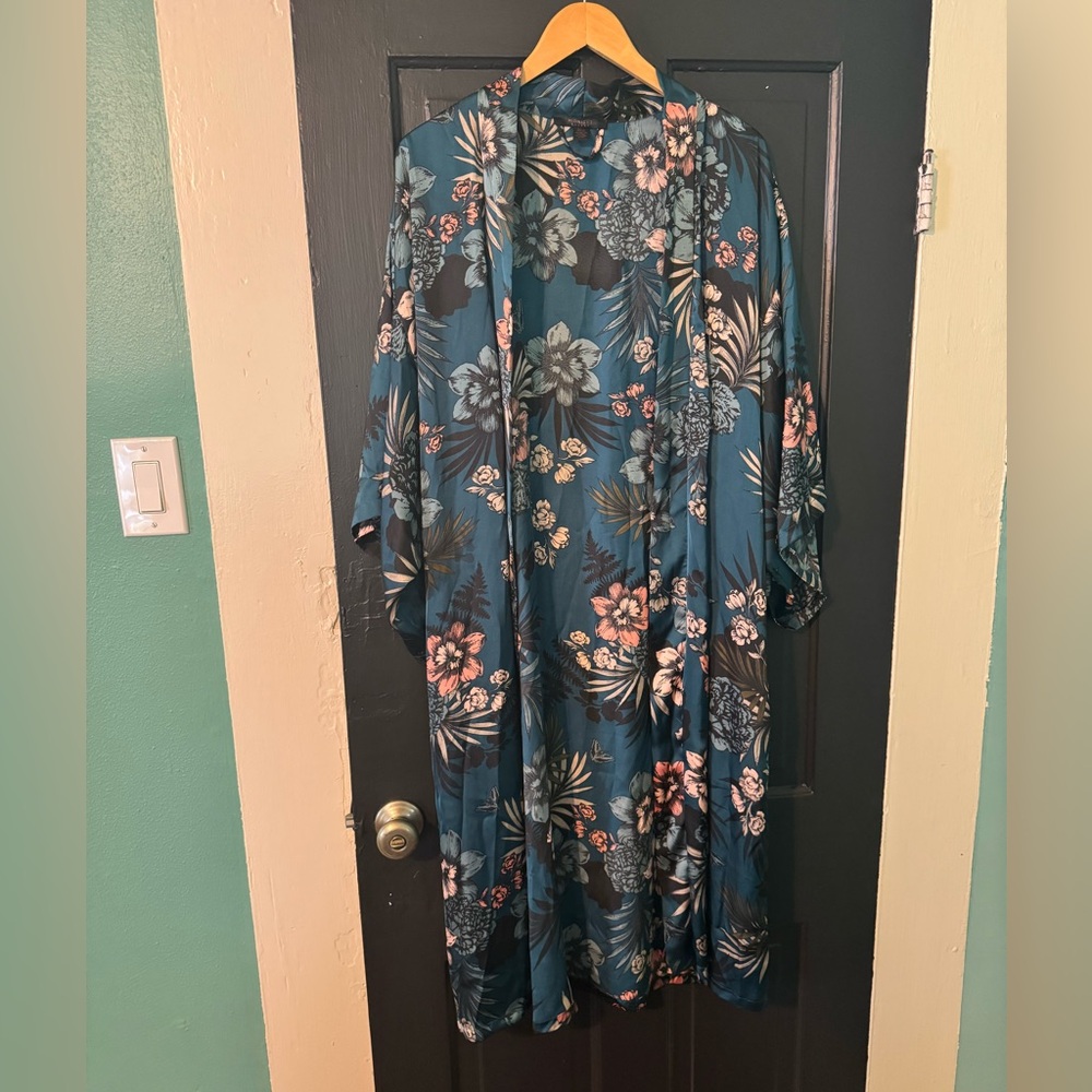 Floral Kimono Robe 🌸 silky!